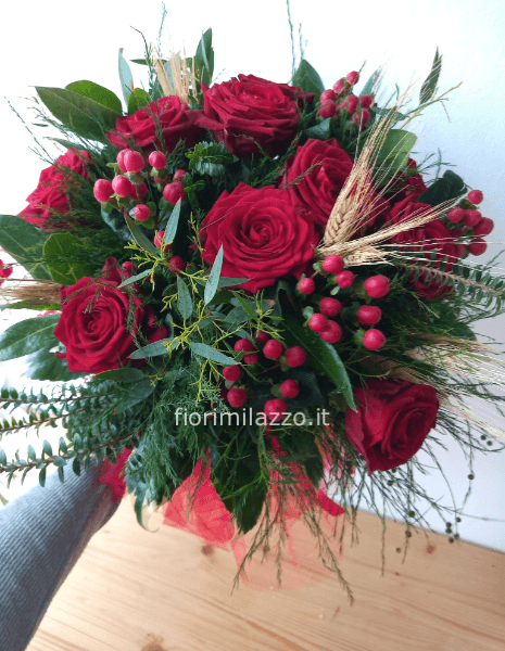 Bouquet con rose rosse e spighe di grano