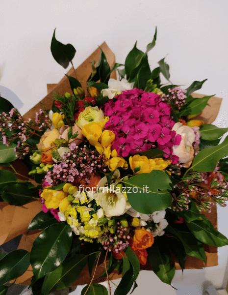 bouquet con fiori assortiti