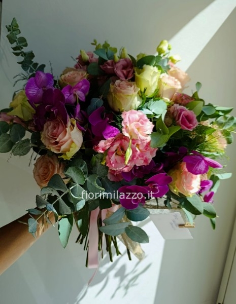 Bouquet romantico con orchidee