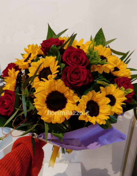 Bouquet di girasoli e rose