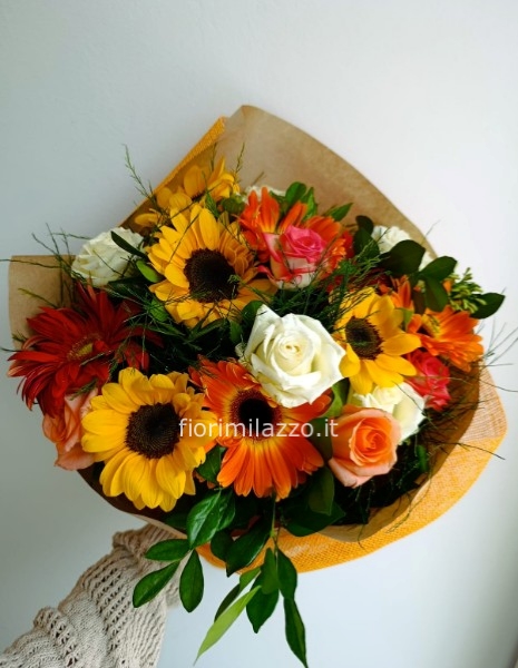 Bouquet di rose, gerbere e girasoli