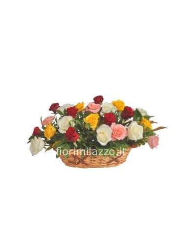 Composizione in cesto di rose colori assortiti
