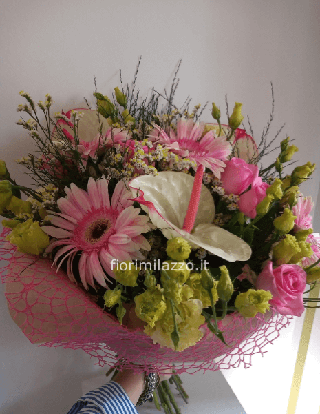 Bouquet assortito di fiori freschi colorati