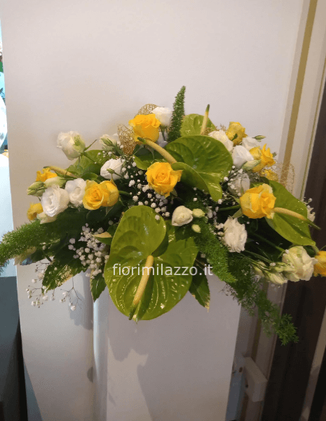 Composizione in ciotola di fiori freschi assortiti