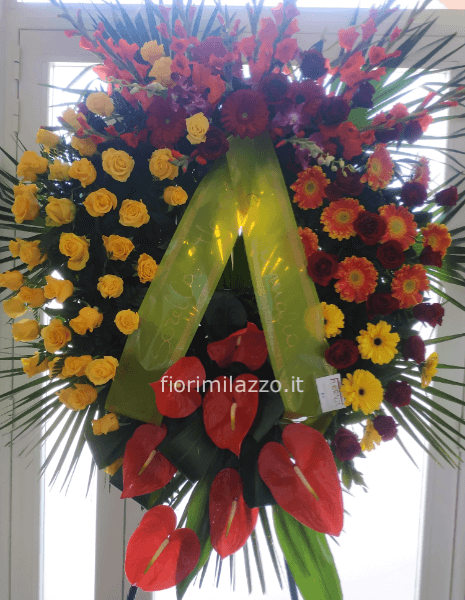 Corona funebre con fiori freschi assortiti, colorata.