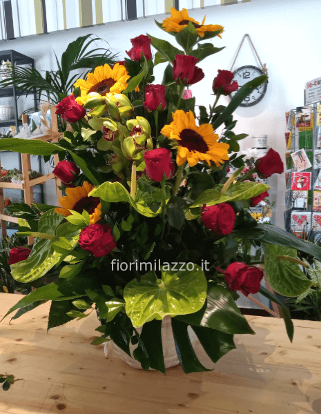 Composizione maxi in vaso con rose, orchidee e girasoli