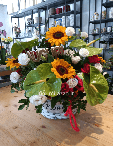Cestino di vimini o ciotola di ceramica, composto da fiori e verde decorativo