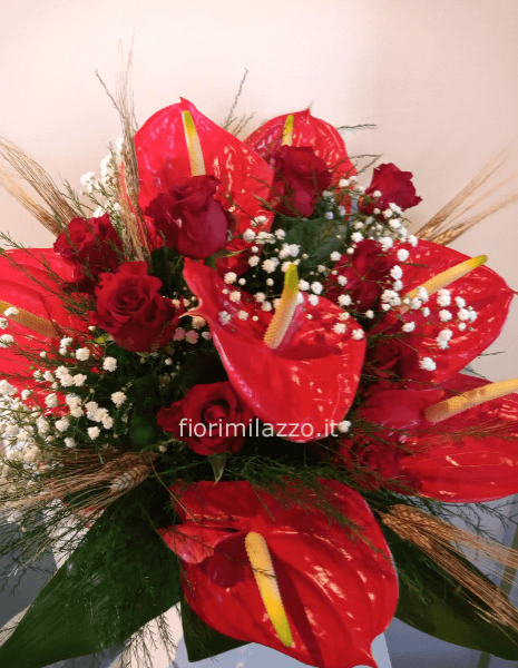 Bouquet di rose rosse e anthurium