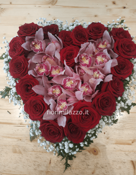 Cuore con rose rosse e orchidee misura cm 35