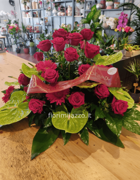 composizione cuscino funebre di rose rosse e anthurium