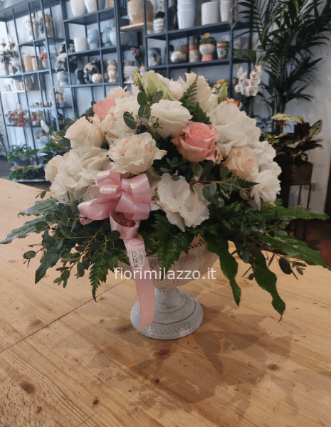 Vaso con fiori colori chiari