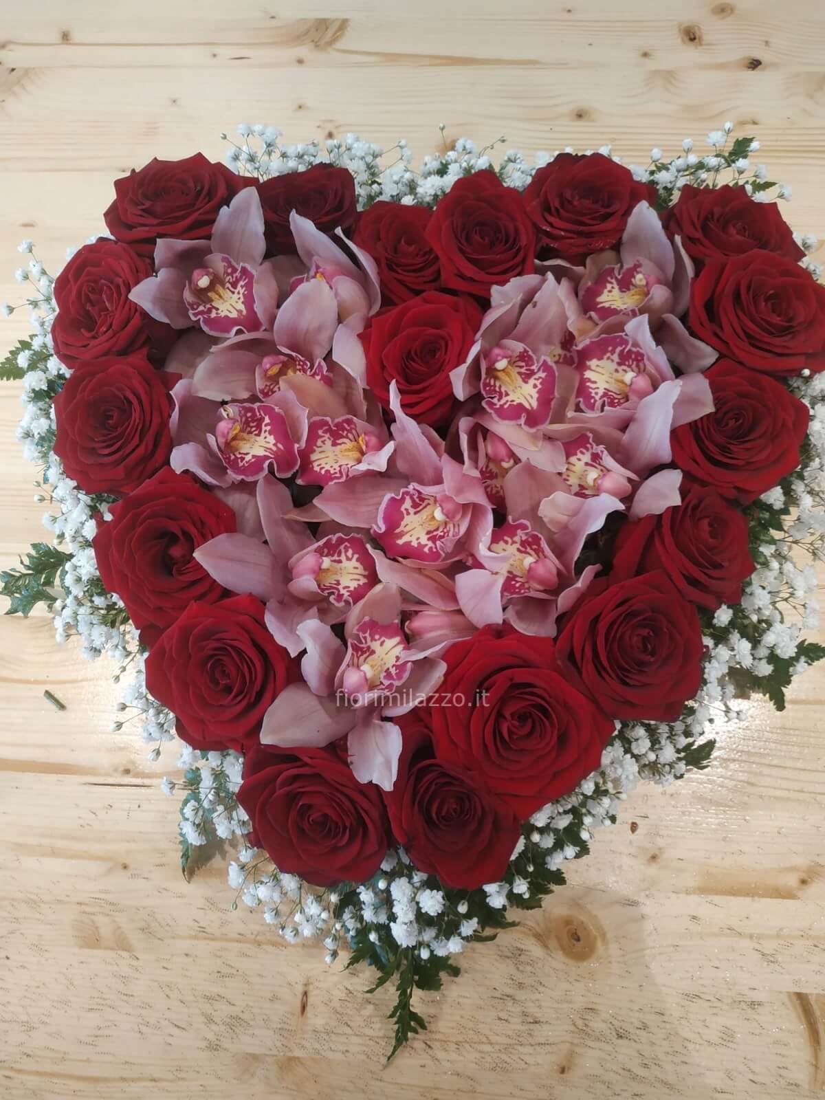 Fiori misti bouquet di rose, candele e a forma di cuore ad acido